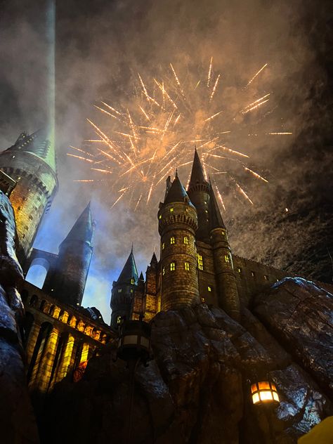 hogwarts at night, fireworks at hogwarts, harry potter, universal studios hollywood, 4th of july fireworks Universal Studios Hollywood Hogwarts, Wizarding World Orlando, Harry Potter Dr Aesthetic, Universal Studios Hollywood Aesthetic, Universal Studios Hogwarts, Universal Hogwarts, Hogwarts At Night, Life At Hogwarts, Hogwarts Universal Studios