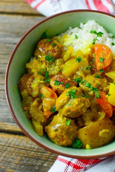 Sausage curry served over rice, the photo is taken over top the bowl. Slow Cooker Sausage Recipes, Crock Pot Curry, Slow Cooker Curry Recipes, Sausage Slow Cooker, Sausage And Vegetables, Easy Sausage Recipes, Curried Sausages, Slow Cooker Sausage, Slow Cooker Curry