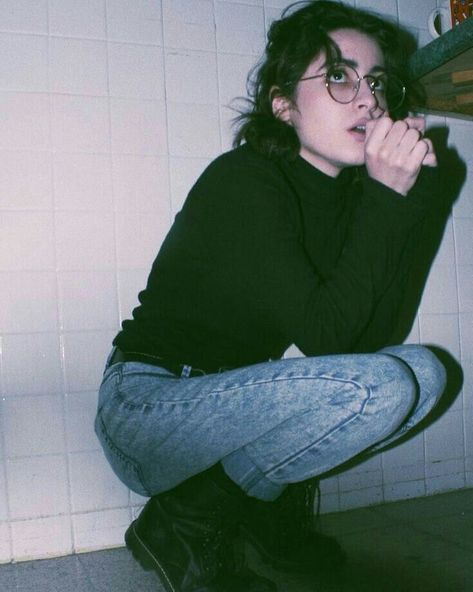 80s grunge and academia themed turtleneck themed outfit, with doc martens and glasses. Grunge Academia, 90s Grunge Aesthetic, Chica Dark, 80s Grunge, Dark Vibes, Shy Guy, Aria Montgomery, Tumblr Aesthetic, Aesthetic Tumblr