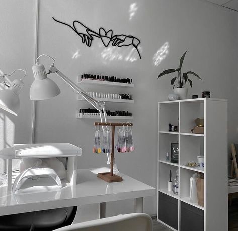 Black And White Nail Tech Room, White Nail Room Ideas, Minimalist Nail Room, Nail Place Decoration, Nail Desk In Bedroom, Nail Salon Decor Modern, Home Nail Salon Ideas Small Spaces Interior Design, Black And White Nail Room, Manicure Set Up