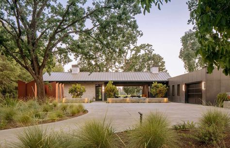 Modern Ranch House Exterior, Country House Exterior, Country Home Exterior, Modern Ranch House, Ranch House Exterior, Hill Country Homes, Contemporary House Exterior, Napa Wine, Napa Ca