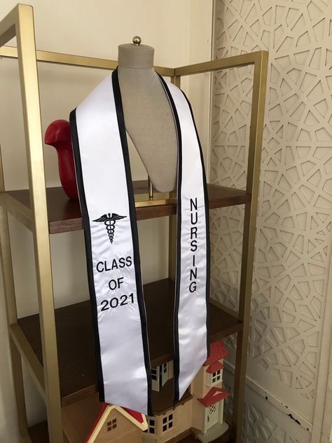 Graduation Sash Ideas, Basic Lettering, Grad Stole, Grad Stoles, Custom Graduation Stole, Graduation Outfit College, Graduation Stoles, College Graduation Pictures Poses, Graduation Sash