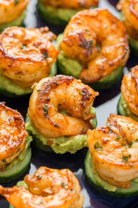 Assembled avocado shrimp bites on a platter Summer Appetizers, Sommer Mad, Blackened Shrimp, Resep Seafood, Avocado Cucumber, Cucumber Bites, Shrimp Appetizers, Shrimp Avocado, Havana Nights