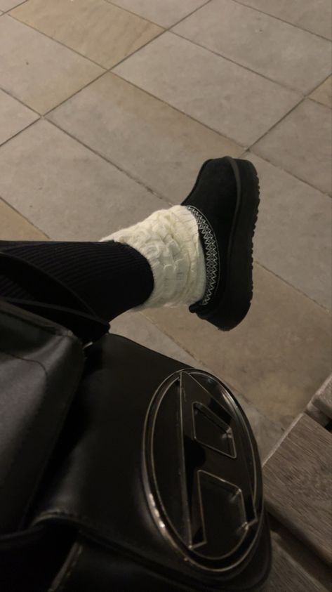 Ugg Black Slippers Outfit, Black Uggs Aesthetic, Black Ugg Outfits, Black Ugg Tasman Slippers Outfit, Black Ugg Slippers Outfit, Black Tasman Ugg Outfit, Black Tasman Uggs, Black Ugg Outfit, Ugg Tasman Black