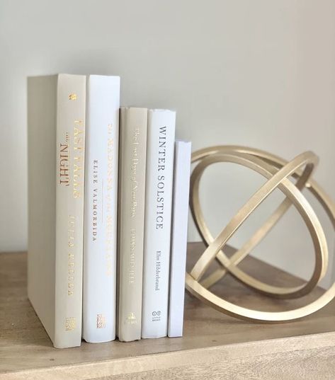 White And Gold Bedroom Aesthetic, Fashion Books Decor, Decorative Books Display, White Aesthetic Bedroom Ideas, White Bookshelf, Coffee Table Books Decor, Decor Books, Dream Dream, Dream College