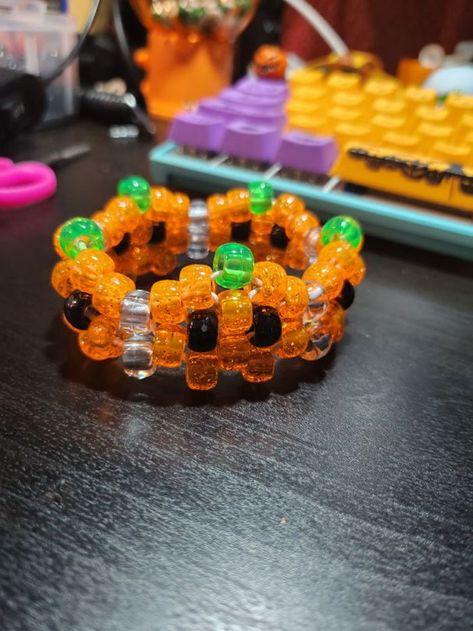 Pumpkin Kandi Pattern, Kandi Pumpkin Tutorial, Flower Cuff Kandi Tutorial, Pumpkin Bead Bracelet, What To Do With Pony Beads, Kandi Chain Tutorial, Kandi Octopus Tutorial, Mushroom Kandi Pattern, Punk Kandi