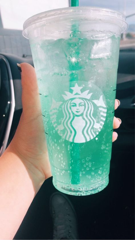 Preppy Starbucks, Starbucks Drink Menu, Starbucks Secret Menu Recipes, Cold Starbucks Drinks, Starbucks Drinks Diy, Secret Starbucks Recipes, Iced Drinks Recipes, Iced Starbucks Drinks, Healthy Starbucks Drinks