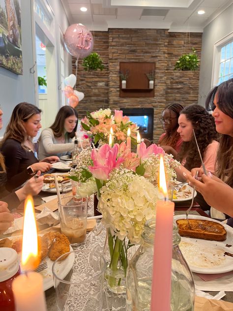 Sweet 16 Brunch Party, Brunch Birthday Aesthetic, Sweet 16 Party Ideas Flowers, Birthday Brunch Restaurant, Lunch Party Aesthetic, Sweet 16 Brunch Decorations, Sweet 16 Ideas Aesthetic, Sweet 16 Brunch Ideas, Sweet 16 Dinner Party