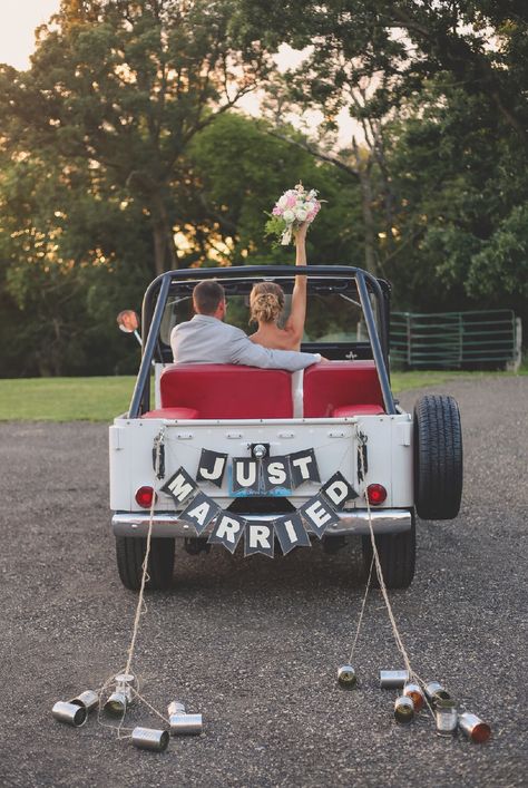 Just Married vintage jeep wedding photography Just Married Truck Ideas, Just Married Jeep Decorations, Wedding Jeep Decorations, Just Married Car Photo, Jeep Wedding Car Decoration, Wedding Jeep Photos, Jeep Wedding Pictures, Just Married Jeep, Just Married Truck