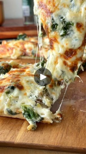 High Protein Spinach Artichoke Pizza, Spinach Pizza Recipe, Pizza Types, Naan Pizzas, Pizza Veggie, Spinach Artichoke Pizza, Artichoke Pizza, Protein Pizza, Spinach Pizza