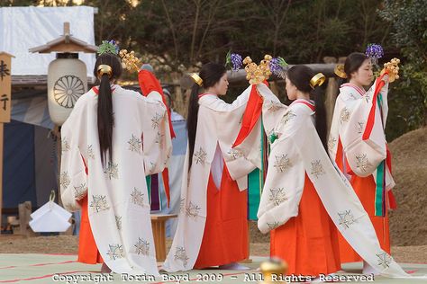 These are miko shrine maidens performing a special Shinto Shaden Kagura dance ritual during the annual On-Matsuri festival, a traditional Shinto religious festival held at the Kasuga Wakamiya Shrine in the ancient Japanese city of Nara, Japan. In older days, miko were considered shamans, but today they take on a more lighter role as priestesses or ceremonial duties. Miko Shrine Maiden, Shrine Maiden Outfit, Japanese Shrine Maiden, Miko Priestess, Japanese Priestess, Japanese Rituals, Kasuga Shrine, Matsuri Festival, Shu Qi