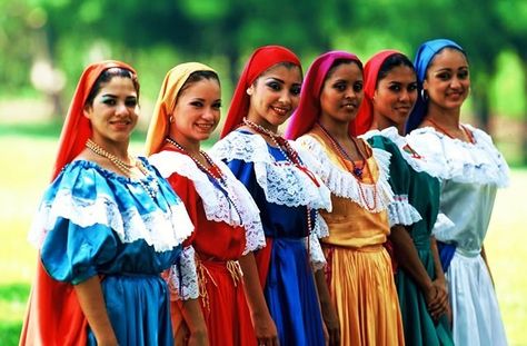 El Salvadoran women in traditional dress El Salvador Clothes, Salvadoran Art, Salvador Culture, El Salvador Culture, El Salvador Food, Fiesta Wedding, Traditional Dance, Cultural Activities, Folk Dance