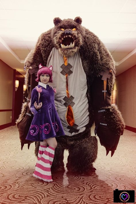 Dangerously good! Annie and Tibbers from League of Legends Annie League Of Legends, Cosplay League Of Legends, League Legends, Comic Con Costumes, Funny Cosplay, Jessica Nigri, Epic Cosplay, Amazing Cosplay, Cosplay Dress