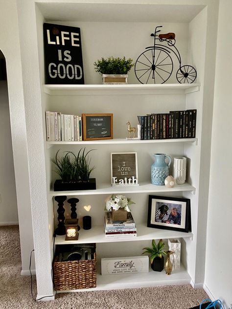 White Book Shelf Decor Living Room, Book Shelf In Office Room, Decorate Small Bookshelf, Top Of Shelf Decor Living Room, Home Decor Ideas Bookshelves, Big Bookshelf Decor, Built In Wall Shelf Decor, Book Shelf Decor Ideas Bedroom, Multiple Shelf Decor