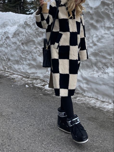 Moon Boot Aesthetic, Short Moon Boots Outfit, Outfits With Moon Boots, Mini Moon Boots, Mini Uggs Boots Outfit, Snow Street Style, Moon Boots Outfit Style, Moon Boots Aesthetic, Moon Boots Outfit Winter