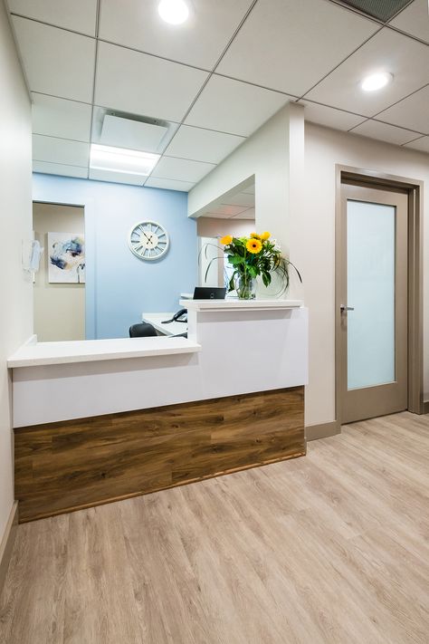 Small Reception Ideas Office, Small Clinic Reception Design, Medical Reception Design, Medical Office Design Waiting Area Reception Desks, Small Front Office Design, Dental Clinic Reception Desk, Front Desk Ideas Reception Areas Office, Medical Office Front Desk Design, Office Front Desk Design Receptions