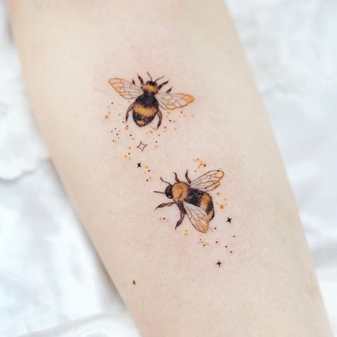 Bee With Daisy Tattoo, Space Bee Tattoo, Coloured Bee Tattoo, Honey Bee Hand Tattoo, Small Beehive Tattoo, Honey Bee Tattoo Ideas Small, Sunflower Bee Tattoo Design, Feminine Bee Tattoo, 2 Bees Tattoo