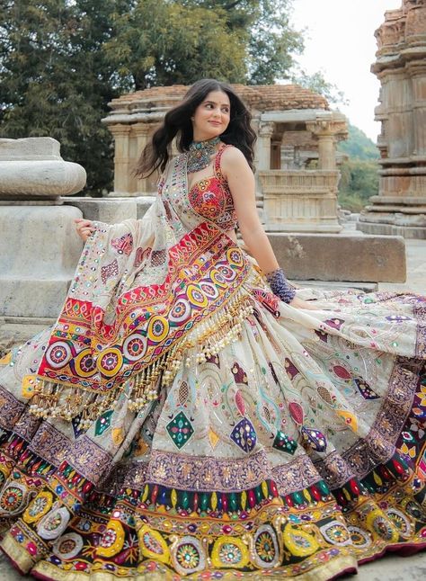 Rajasthani Wedding Lehenga, Navratri Dress Lehenga Choli, Indian Lehenga Aesthetic, Rajasthan Lehenga, Rajasthani Outfit, Rajasthani Lehenga Choli, Haldi Outfit Ideas, Garba Lehenga, Rajasthani Lehenga