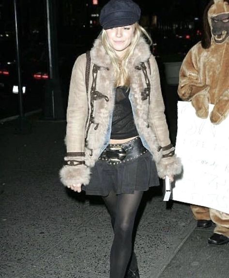 2000s Winter Fashion, 2000s Fashion Fall, Outfits 2000s, Walking Down The Street, Early 2000s Fashion, Sienna Miller, 2000s Fashion Outfits, Mode Inspo, 2000s Fashion