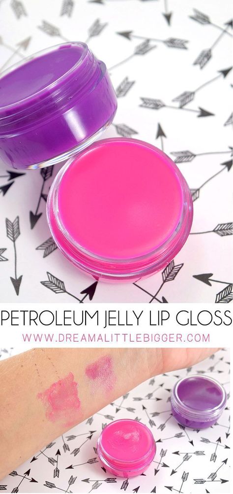 Make bright, vibrant petroleum jelly lip gloss at home that gives your lips the perfect amount of tint! Lip Gloss At Home, Petroleum Jelly Lip Balm, Jelly Gloss, Lip Gloss Recipe, Jelly Lip Gloss, Gloss Diy, Homemade Lip Balm Recipe, Diy Lip Balm Recipes, Lipstick Colour