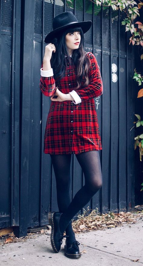 Oversized Fedora Hat, Vintage Plaid Dress & Dr. Martens Siano Shoes Grunge Outfit Ideas, Fall Grunge, Plaid Dress Vintage, Mode Pop, Mode Rock, Mode Punk, Red Plaid Dress, Grunge Outfit, Grunge Dress