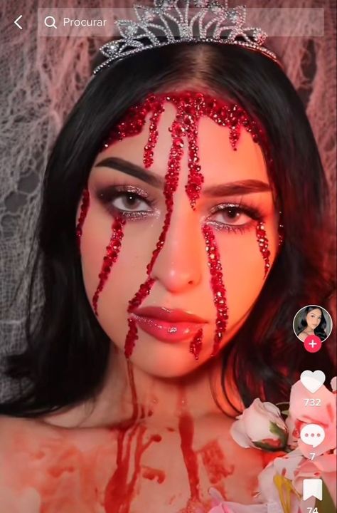 Sfx Halloween Costume Ideas, Blow Up Costumes Halloween, Carrie Costume Makeup, Unquie Halloween Costume, Carrie Halloween Makeup, Dead Princess Makeup, Carrie Fantasia, Rhinestone Blood Makeup, Killer Prom Queen Costume