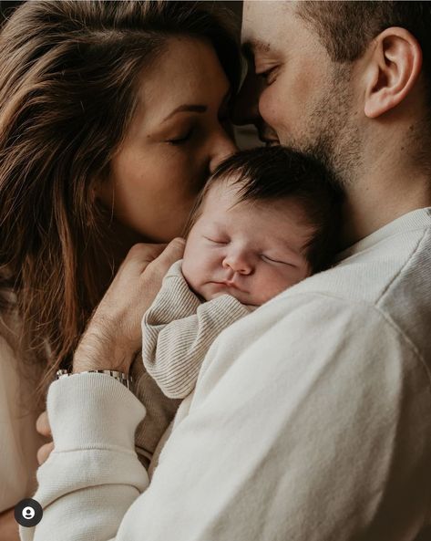 Newborn Photography With Older Siblings, Infant Photography Poses, Family Pictures With Infant, Newborn Family Pictures, First Family Photos, Foto Newborn, Lifestyle Newborn Photos, Pregnancy Pictures, Newborn Family Photography