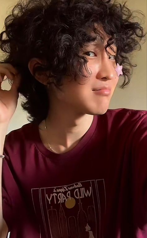 Androgynous Curly Hair, Masculine Haircuts, Masc Hairstyles, Sean Kwak, Haircut References, Alt Hairstyles, Round Haircut, Ftm Haircuts, Long Curly Hair Men