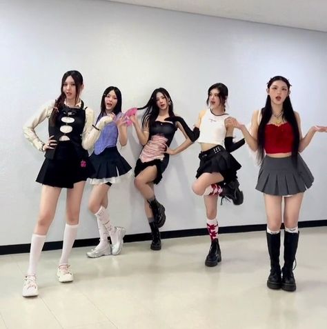 Newjeans Performance Outfits, Newjeans Eta Outfit, Eta Newjeans Outfits, Cute Kpop Stage Outfits, Cover Outfits, Newjeans Eta, Slay Fashion, Cute Mini Skirt Outfits, Belly Button Piercing Jewelry