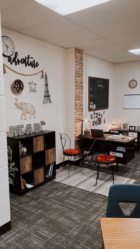 Goth Teacher Classroom, High School English Classroom Aesthetic, Dark Classroom Decor, High School Teacher Aesthetic Classroom, Classroom Layout High School, Male History Teacher Classroom, American High School Aesthetic Classroom, Middle School History Classroom Decor, History Class Aesthetic