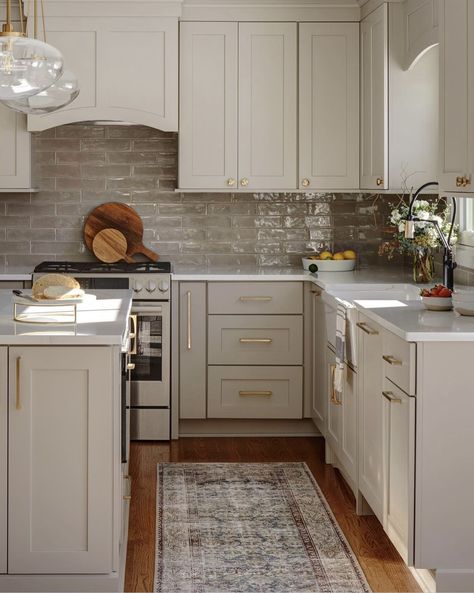 Kitchen Backsplash Cream Cabinets, Light Brown Painted Kitchen Cabinets, Cream Kitchen Countertops, Cream Cabinet Kitchen, Cream Cabinets Black Countertops, Backsplash With Cream Cabinets, Taupe Interior Design, Cream Cabinets Kitchen, Kitchen With Cream Cabinets