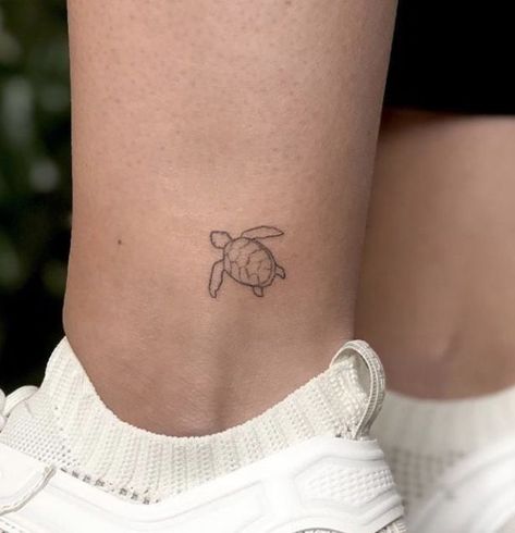 Tattoo Ideas Turtle Small, Mini Summer Tattoos, Mini Tattoos Turtle, Small Simple Sea Turtle Tattoo, Simple Tattoos Turtle, Medium Turtle Tattoo, Aesthetic Mini Tattoo Ideas, Small Turtle Tattoo Minimalist, Minimal Sea Turtle Tattoo