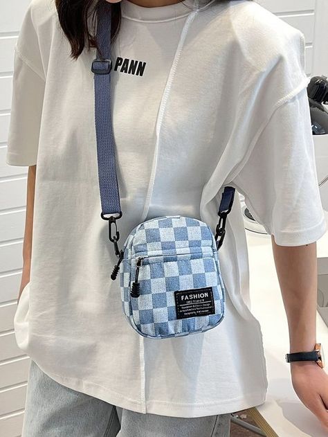 Mini Checkered Pattern Patch Detail Crossbody Bag #jeansbagpatterns #jeanbagspatternideas #recyclejeansbagpattern Mini Bag Diy, Diy Crossbody Bag, Bag Upcycling, Diy Bags Jeans, Mochila Jeans, Upcycled Bags, Jean Bag, Handbag Sewing Patterns, Bag Jeans