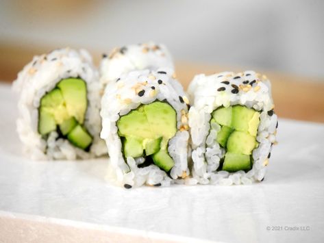 Sushi With Cream Cheese, Avocado Rolls Sushi, Veg Sushi, Avocado And Cream Cheese, Cucumber Avocado Rolls, Inside Out Sushi, Avocado Maki, Cucumber Sushi Rolls, Avocado And Cucumber