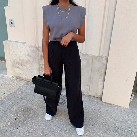 Miavita_ on Instagram: “Top zara 6454/110/809 . Pantalon Zara 7385/351/800 .” Black Wide Leg Pants Outfit Casual, Wide Leg Black Pants Outfit, Wide Leg Pants Outfit Casual, Black Wide Leg Pants Outfit, Wide Leg Pants Outfit Work, Pleated Pants Outfit, Flowy Pants Outfit, Black Trousers Outfit, Wide Leg Pleated Pants