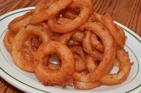 I came across a recipe for fried onion rings the other day that used pancake batter mix to coat the rings.  There were several pretty much identical recipes on the same theme and most of the review... Onion Rings Batter Recipe, Onion Rings Recipe Easy, Fried Onion Rings Recipe, Pancake Batter Recipe, Pancake Mix Uses, Easy Banana Pancake Recipe, Easy Banana Pancakes, Onion Rings Recipe, Yummy Pancake Recipe