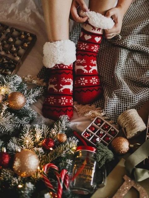 10 Christmas Socks That Will Brighten Up Your Day Christmas Tumblr, Christmas Tree Photography, Socks Aesthetic, Photography Winter, Snowman Christmas Tree, Wallpaper Tumblr, Childrens Christmas, Christmas Mood, Christmas Socks