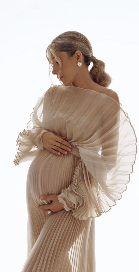 Pose For Maternity Shoot, Birthday Pregnancy Photoshoot Ideas, Pregnancy Outfits For Photoshoot, Old Money Maternity, Modest Pregnancy Photoshoot, Elegant Pregnancy Photoshoot, 11 Weeks Pregnant Belly, Fashion Maternity Shoot, Classy Maternity Shoot