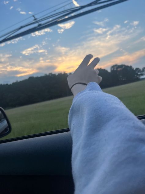 Sunset, hand out window, aesthetic Hand Out The Window Aesthetic, Hand Out Window Aesthetic, Window Aesthetic, Sunset Drive, Playlist Covers, Random Pics, Spotify Playlist, The Window, Golden Hour