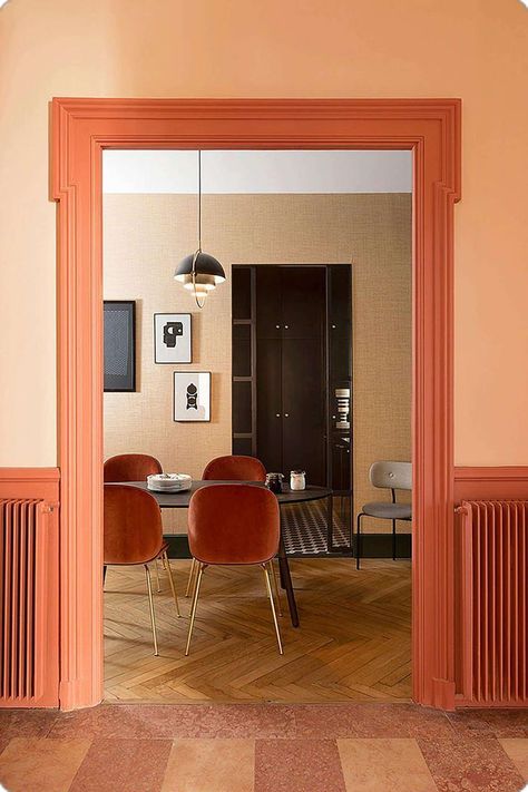 Tapet Inspiration, Coral Room, Velvet Dining Room Chairs, Orange Room, Peach Paint, Peach Walls, Interior Design Per La Casa, Dining Room Combo, Room Color