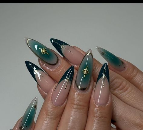 Almond Nails Green And Gold, Dark Green Aesthetic Nails, Almond Nails Dark Green, Nails With Dark Green, Almond Nail Inspo 2024, Uñas Dark Aesthetic, Dark Green Almond Nails, Dreamy Nail Art, Dark Aesthetic Nails