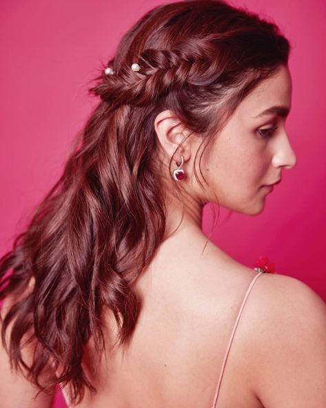 Mehendi Hairstyles, Alia Bhatt Hairstyles, Hairstyles For Gowns, Sister Of The Bride, Engagement Hairstyles, Traditional Hairstyle, Actress Hairstyles, Bridal Hair Buns, Indian Wedding Hairstyles