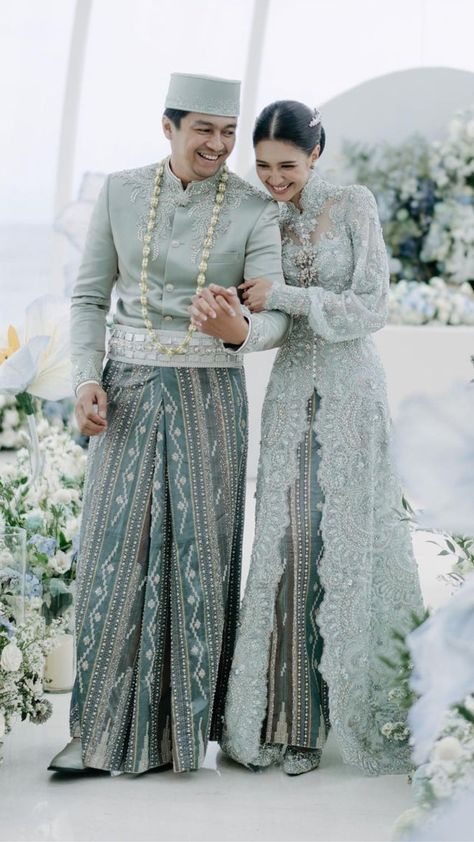 Kebaya Simple, Mix And Match Outfits Hijab, Malay Wedding Dress, Bridal Hijab Styles, Kebaya Lace, Bridesmaid Poses, Baju Kahwin, Kebaya Wedding, Kebaya Hijab