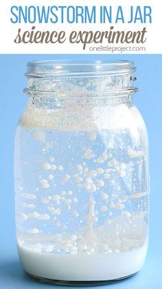 This snowstorm in a jar is such a fun winter science experiment! It's really easy to put together and it looks so cool when it starts "snowing"! It uses simple materials and it's a great way to learn about weather, density and other cool science topics! Snowstorm In A Jar, Bat Clay, Bat Diy, Vetenskapliga Experiment, Winter Science Experiments, Crafts Winter, Science Experience, Winter Science, Cool Science