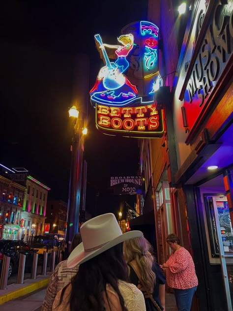 Nashville Instagram Story, Nashville Broadway Aesthetic, Nashville Tennessee Picture Ideas, Broadway Nashville Aesthetic, Nashville Vibes Aesthetic, Nashville Mood Board, Nashville Trip Aesthetic, Nashville Photo Spots, Nashville Night Out