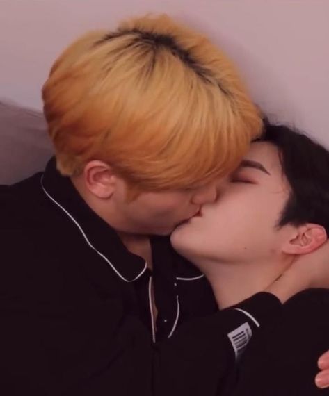 Gay Aesthetic, Boy Photography Poses, Cute Couples Kissing, Kissing Couples, Kim Taehyung Funny, Original Video, Gay Love, Couple Aesthetic, Funny Videos For Kids