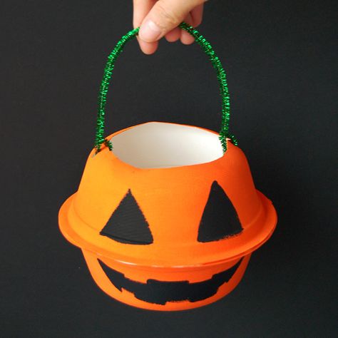 Dulceros Halloween, Halloween Basket, Halloween Crafts For Toddlers, Halloween Baskets, Bonbon Halloween, Halloween Arts And Crafts, Halloween Buckets, Adornos Halloween, Easy Halloween Crafts