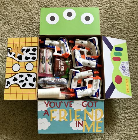 Toy Story care package with Buzz Lightyear, Woody and the green Aliens! Star Wars Care Package, Disney Care Package, Disney Care Package Ideas, Toy Story Gift Ideas, Friend Care Package Ideas, Care Package Ideas For Friend, Toy Story Diy, Care Package Ideas For Boyfriend, Anniversary Care Package