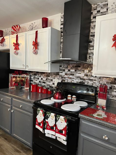 Apartment Kitchen Christmas Decor, Black White And Red Christmas Decor, Christmas Decor Ideas Apartment, Kitchen Xmas Decor, Space Black And White, Diy Christmas Kitchen, Christmas Kitchen Decor Ideas, Diy Christmas Door, Christmas Decorations Apartment