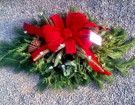 Grave Pillows Christmas Diy, Grave Pillows, Diy Grave Blankets, Cemetary Ideas, Gravestone Flowers, Cemetery Wreaths, Grave Design, Graveside Decorations, Headstone Flowers